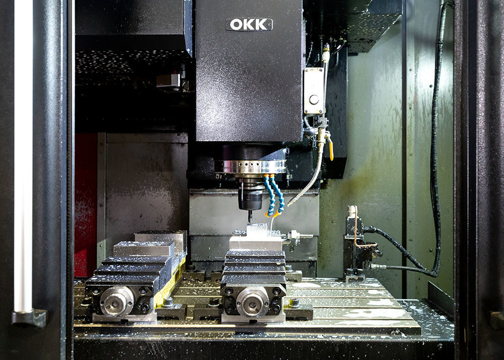 OKK株式会社製 立形マシニングセンター(付加1軸仕様)